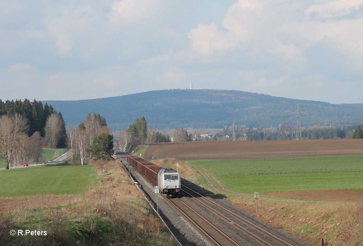 76 111 zieht mit dem Schrottzug Könitz - Cheb bei Neudes Richtung Marktredwitz vorbei. 14.04.16