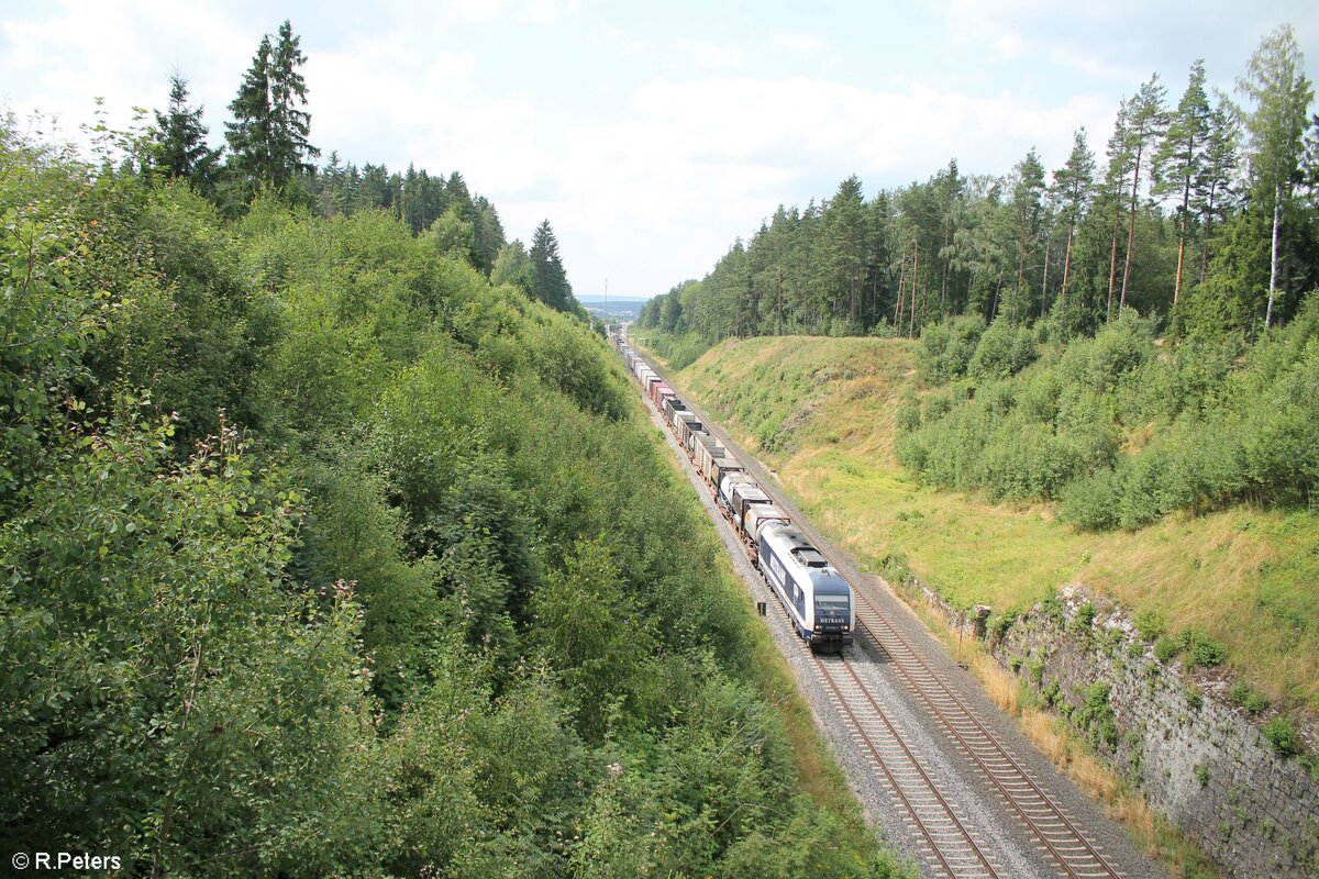 761 004-1 mit einem Elbtal Umleiter von Hof nach Cheb beim Einschnitt Rslau. 22.07.21