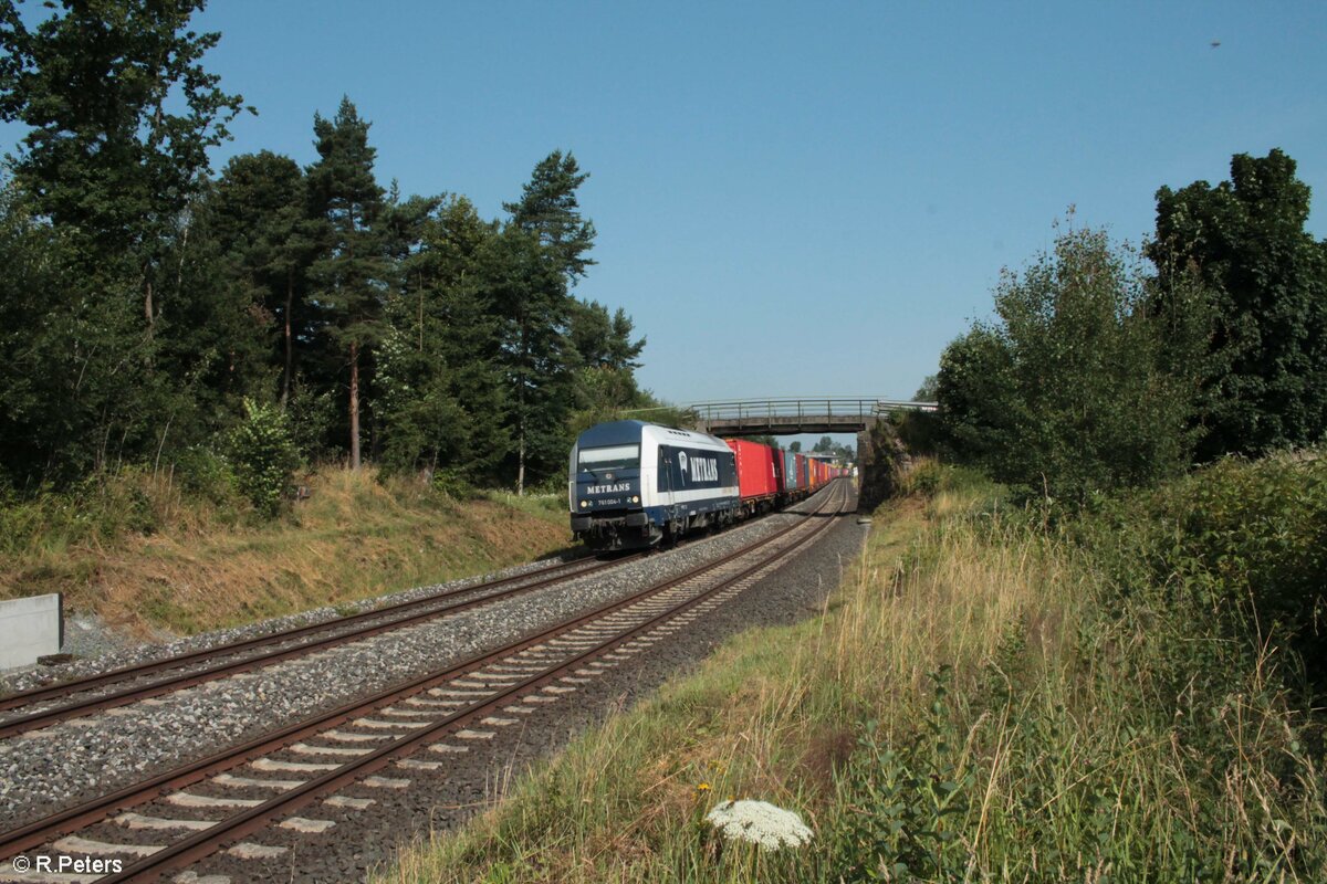 761 004-1 zieht bei Martinlamitz ein Elbtal Umleiter von Hof nach Cheb, am Ende hängt 383 406-6. 24.07.21