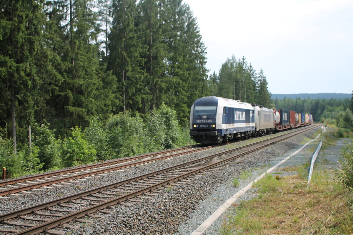 761 004-1 zieht mit einer 386 und einem Elbtal Umleiter von Cheb nach Hof auf Höhe des Waldbads Schwarzenbach an der Saale in Richtung Hof. 24.07.21