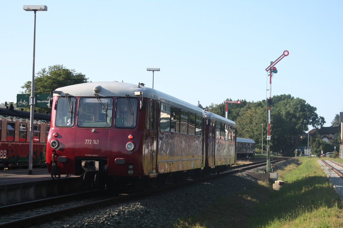 772 140 und 772 141 verlassen Putbus in Richtung Lauterbach Mole am 30.7.21