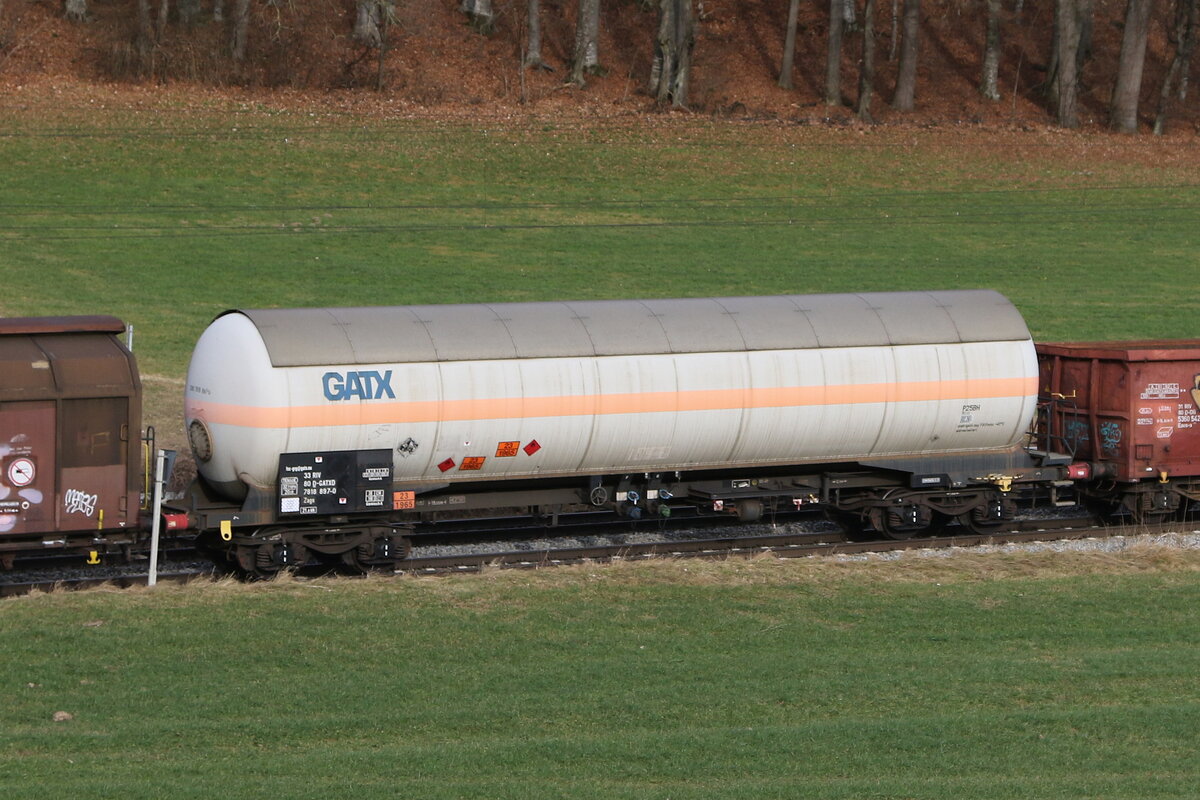 7818 897 (Zags) von  GATX  am 28. Dezember 2023 bei Axdorf.
