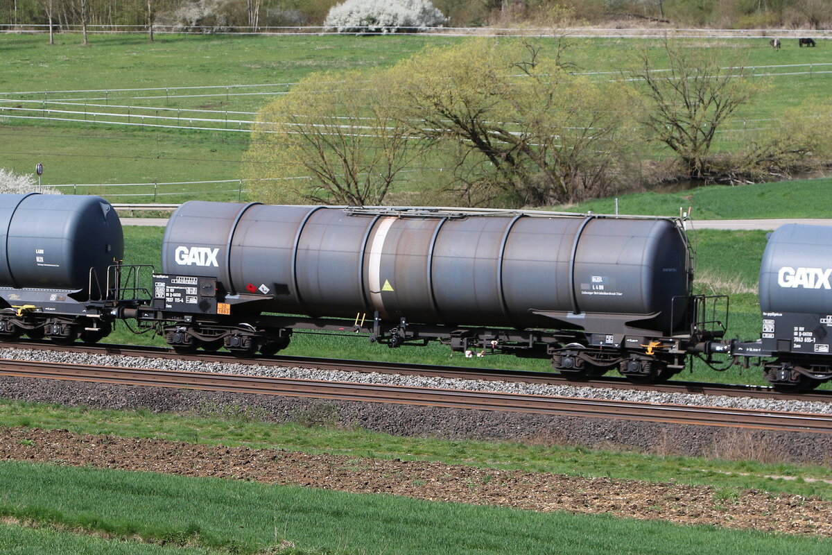7837 115 (Zans) von  GATX  am 5. April 2024 bei Breitenfurt. 7837 115 (Zans) von  GATX  am 5. April 2024 bei Breitenfurt.