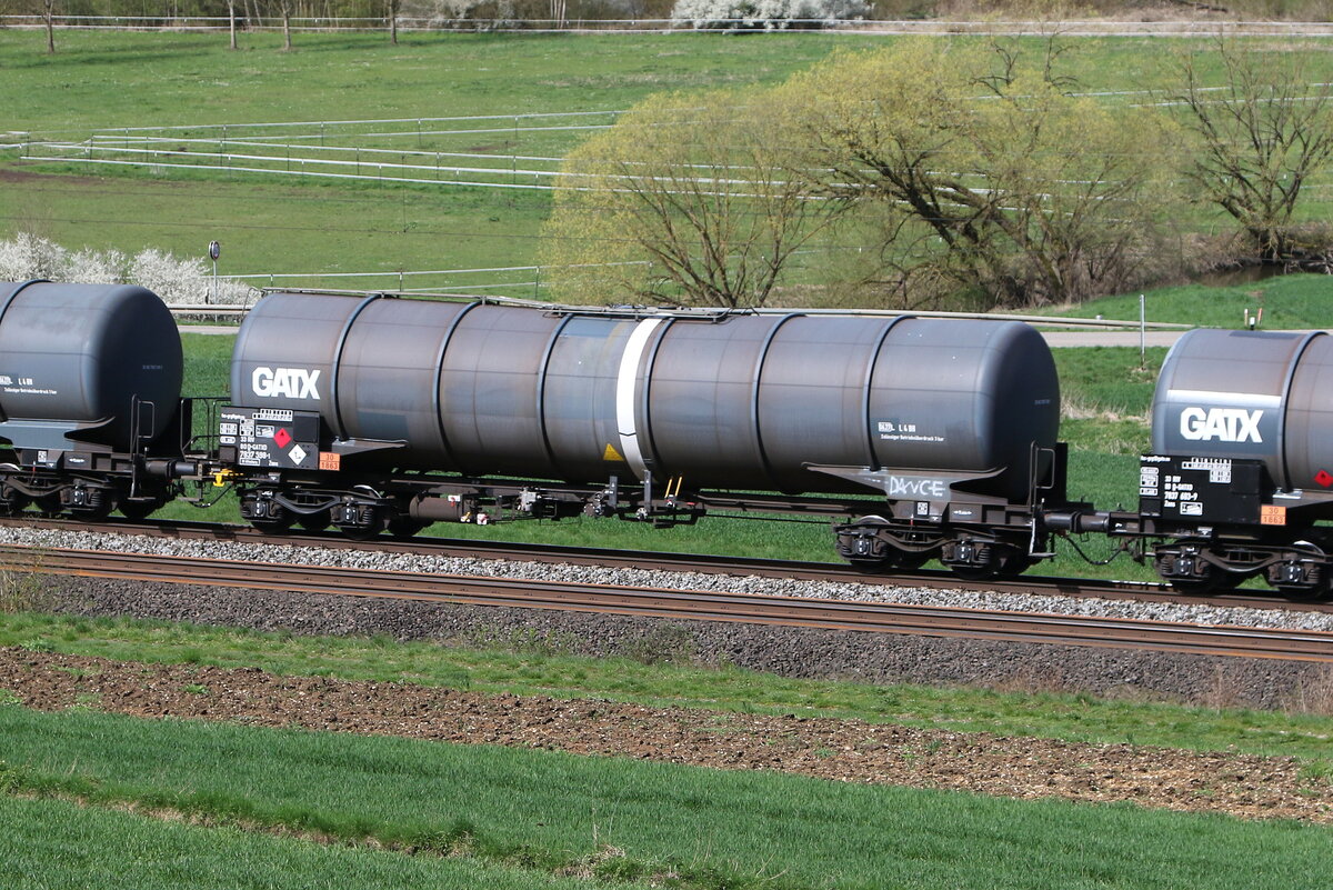 7837 598 (Zans) von  GATX  am 5. April 2024 bei Breitenfurt. 7837 598 (Zans) von  GATX  am 5. April 2024 bei Breitenfurt.