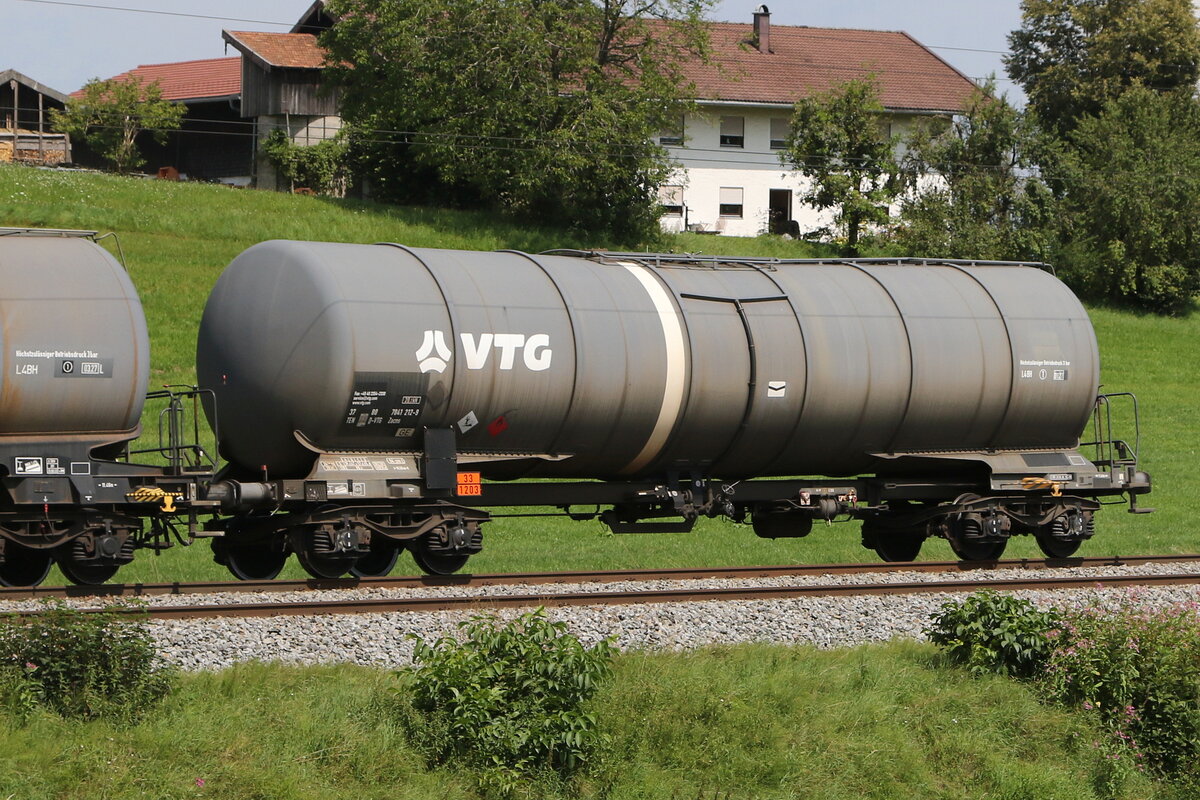 7841 212 (Zacns) von  VTG  am 7. August 2024 bei Axdorf. 7841 212 (Zacns) von  VTG  am 7. August 2024 bei Axdorf.