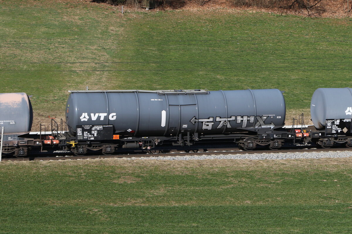 7841 304 (Zacns) von  VTG  am 18. Februar 2024 bei Axdorf.