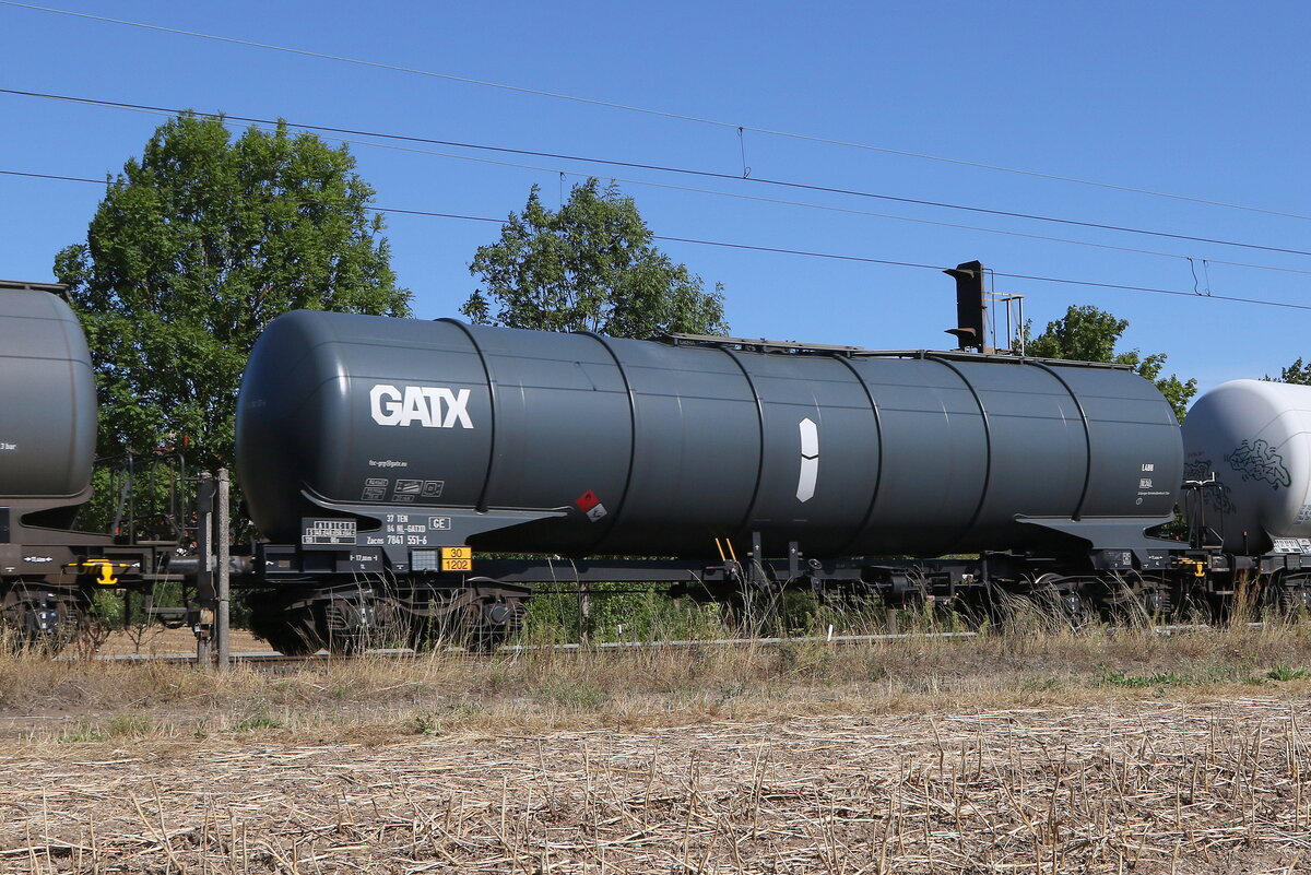 7841 551 (Zacns) von  GATX  am 6. August 2022 bei Thngersheim.