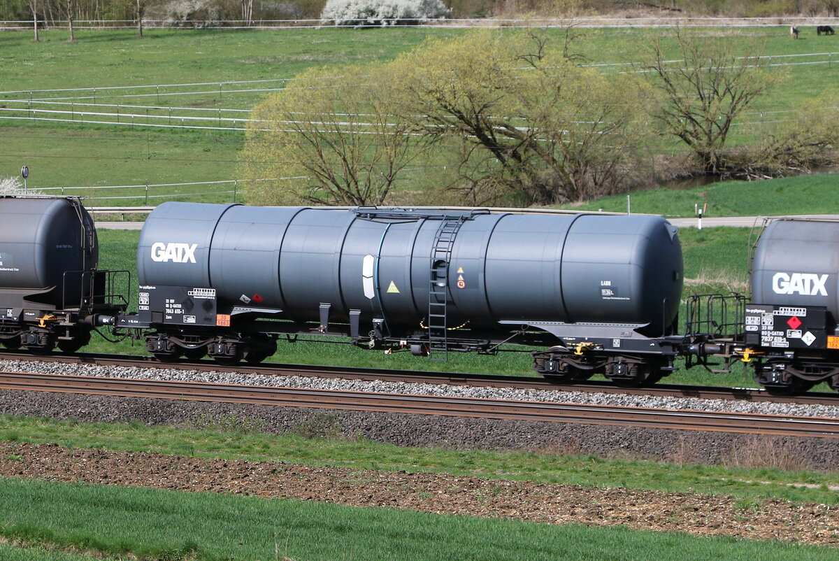 7843 655 (Zans) von  GATX  am 5. April 2024 bei Breitenfurt im Altmühltal. 7843 655 (Zans) von  GATX  am 5. April 2024 bei Breitenfurt im Altmühltal.
