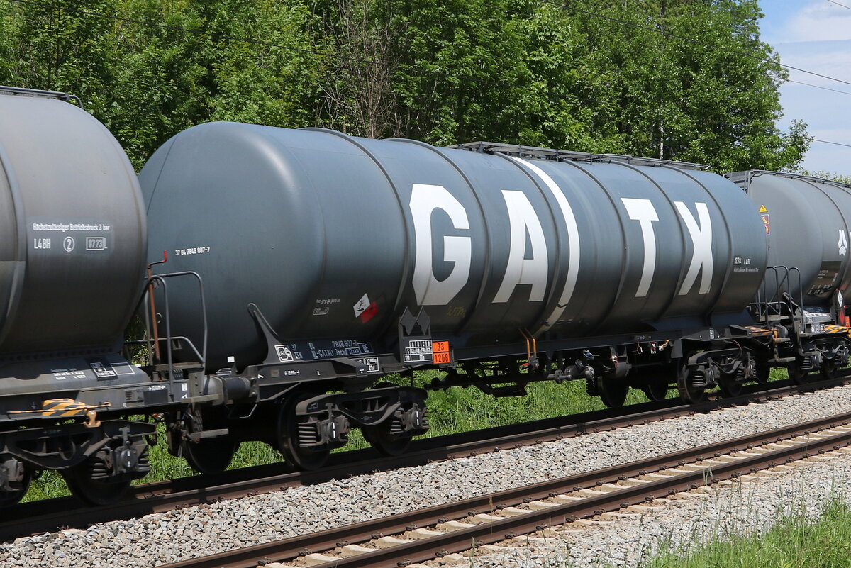 7846 807 (Zacns) von  GATX  am 2. Juni 2021 bei Grabenstätt. 7846 807 (Zacns) von  GATX  am 2. Juni 2021 bei Grabenstätt.