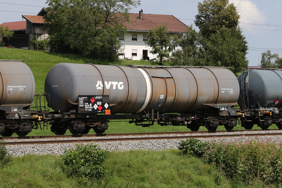 7848 350 (Zans) von  VTG  am 7. August 220224 bei Axdorf. 7848 350 (Zans) von  VTG  am 7. August 220224 bei Axdorf.