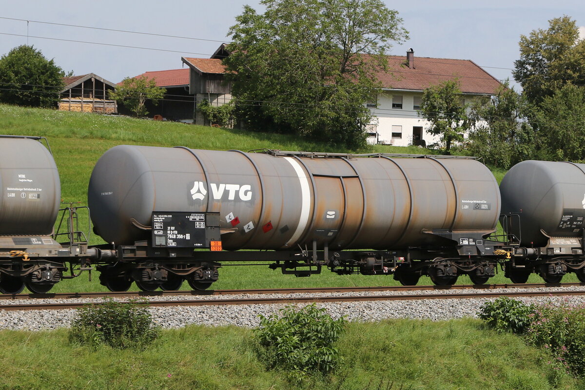 7848 356 (Zans) von  VTG  am 7. August 2024 bei Axdorf. 7848 356 (Zans) von  VTG  am 7. August 2024 bei Axdorf.