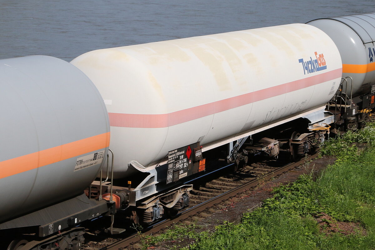 7917 282 (Zagkks) von  Tyczka Gas  am 21. Juli 2021 bei Assmannshausen am Rhein.