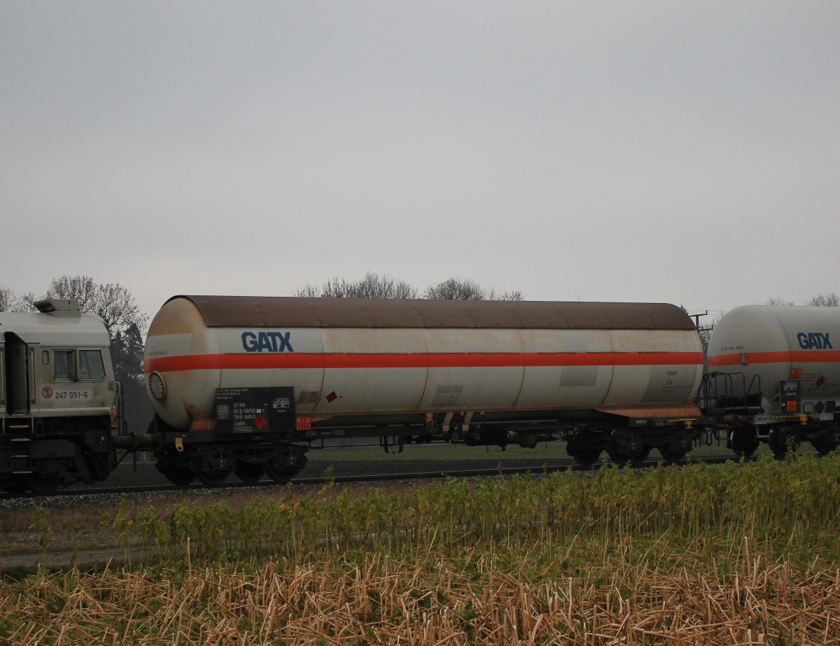 7919 045-0 (Zagkks) von  GATX  am 30. Dezember 2015 bei Alttting.