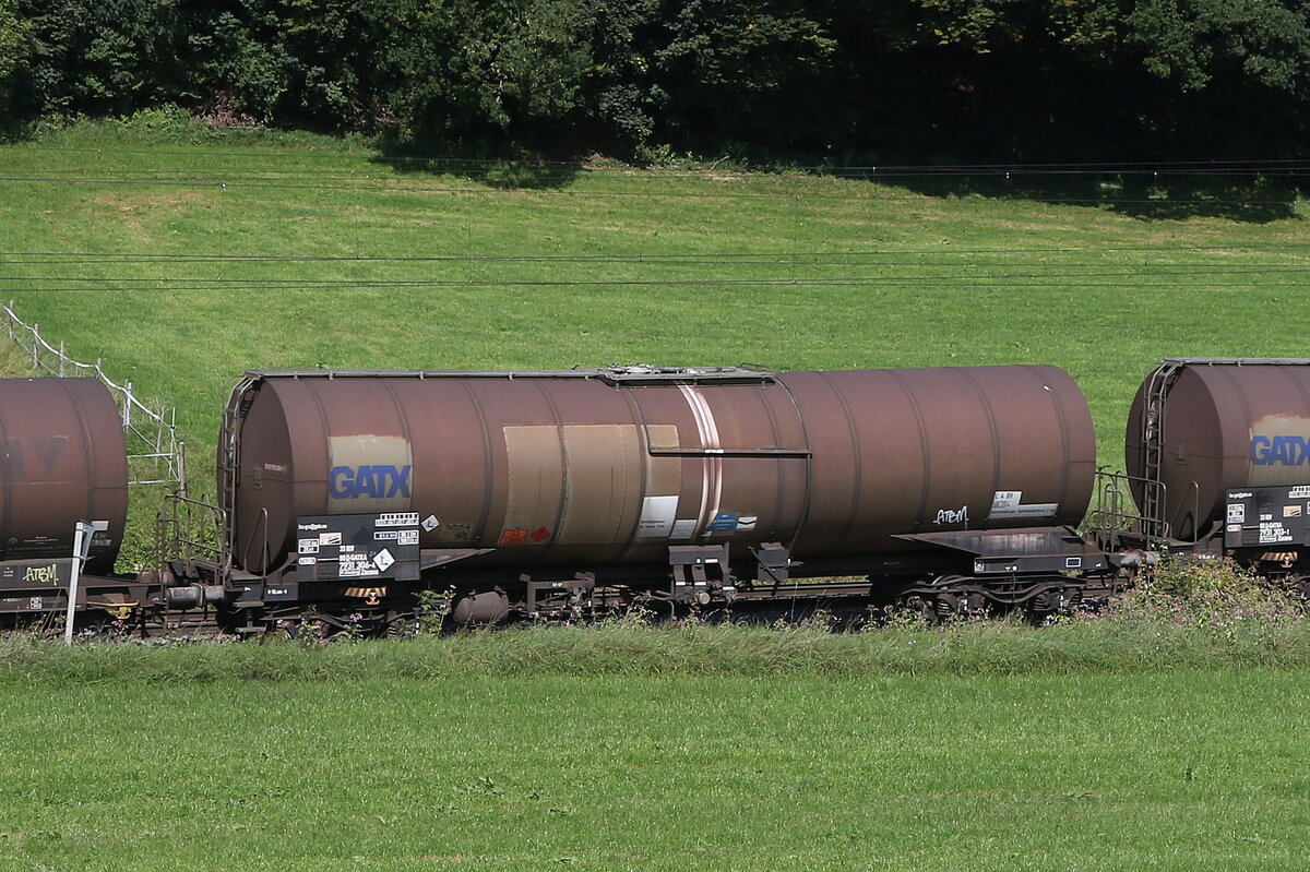 7931 306 (Zacens) von  GATX  am 4. September 2024 bei Axdorf. 7931 306 (Zacens) von  GATX  am 4. September 2024 bei Axdorf.
