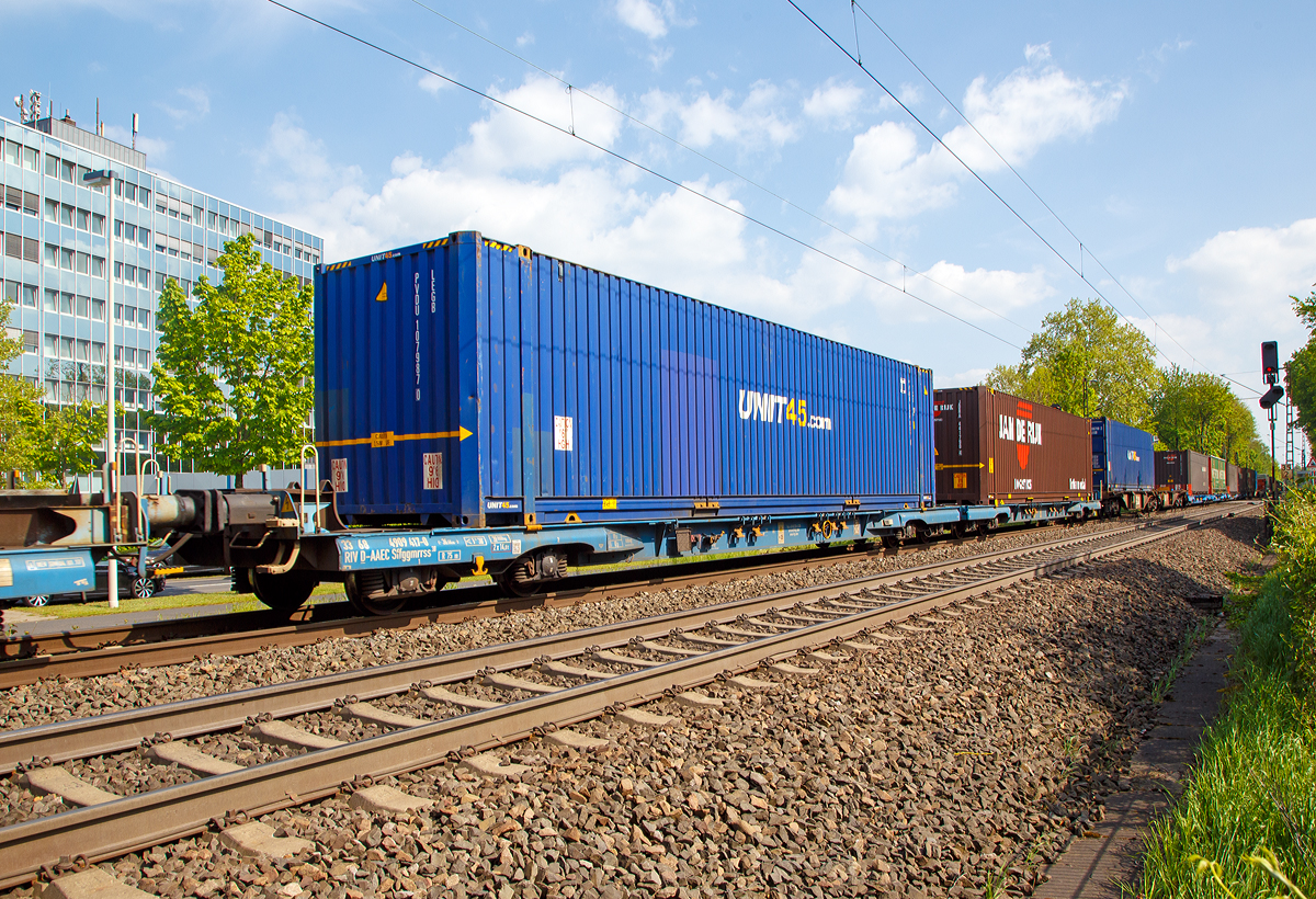 8-achsiger Niederflur-Containertragwagen (Megafret) 33 68 4909 417-0 D-AAEC der Gattung Sffggmrrss 38 der AAE Cargo AG (heute zur VTG), beladen mit zwei 40‘ Containern, am 30.04.2019 im Zugverband bei der Durchfahrt in Bonn-Gronau (nhe dem Bf Bonn UN Campus).

Die UIC Nummer ist hier noch nach dem alten Schlssel, so steht die dritte und vierte Ziffer als fr Kode fr das Eigentumsmerkmal (68 = Gemeinschaft der Bentheimer Eisenbahn und der Ahaus–Alsttter Eisenbahn). Bis Ende 2005 wurde mit ihm der Eigentmer eines Wagens kodiert, dann trat der zweistellige Lndercode an seine Stelle. So stnde nach dem neuen Nummernsystem eine 80 fr Deutschland hier.

Diese Wagen mit zwei tiefen Plattformen auf vier Drehgestellen (acht Achsen) eignet sich zum Transport von 20‘, 30‘, 40‘ Containern und Wechselbehltern nach UIC 592 Norm, in symmetrischer und asymmetrischer Ladekonfiguration auf der kompletten Ladelnge. Die Gesamtlnge des Wagens wird mit Hilfe eines kurzen Kupplungssystem zwischen den zwei Tiefladeplattformen optimiert.

Bei einer Ladehhe von nur 825 mm ist es mglich, Container von 9‘6“ (Highcube) durch den rmelkanal-Tunnel in europische Terminals zu transportieren.

Volumengter knnen ausgezeichnet transportiert werden und es ist mglich, Wechselbehlter und Container mit einer externen Hhe von 3.220 mm innerhalb des C-45 Profils zu fahren.

TECHNISCHE DATEN:
Spurweite: 1.435 mm
Lnge ber Puffer: 36.440 mm
Drehzapfenabstand: 2 x 13.080 mm
Radsatzstand in den Drehgestellen: 2.000 mm
Laufraddurchmesser: 730 mm (neu) 
Ladelnge: 2 x 16.105 mm
Eigengewicht: ca. 39 t
Nutzlast: ca. 89 t
Max. Geschwindigkeit bei 135,0 t: 100 km/h
Max. Geschwindigkeit bei 120,0 t: 120 km/h
Kleinster bef. Gleisbogenradius: 150 m (im Zugverband) / 75 m der Einzelwagen
Intern. Verwendungsfhigkeit: RIV
