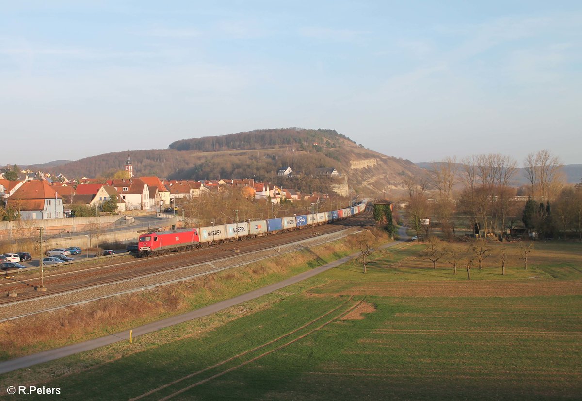 802 durchfährt Retzbach-Zellingen mit einem Containerzug Regensburg Ost - Magdeburg. 16.03.17