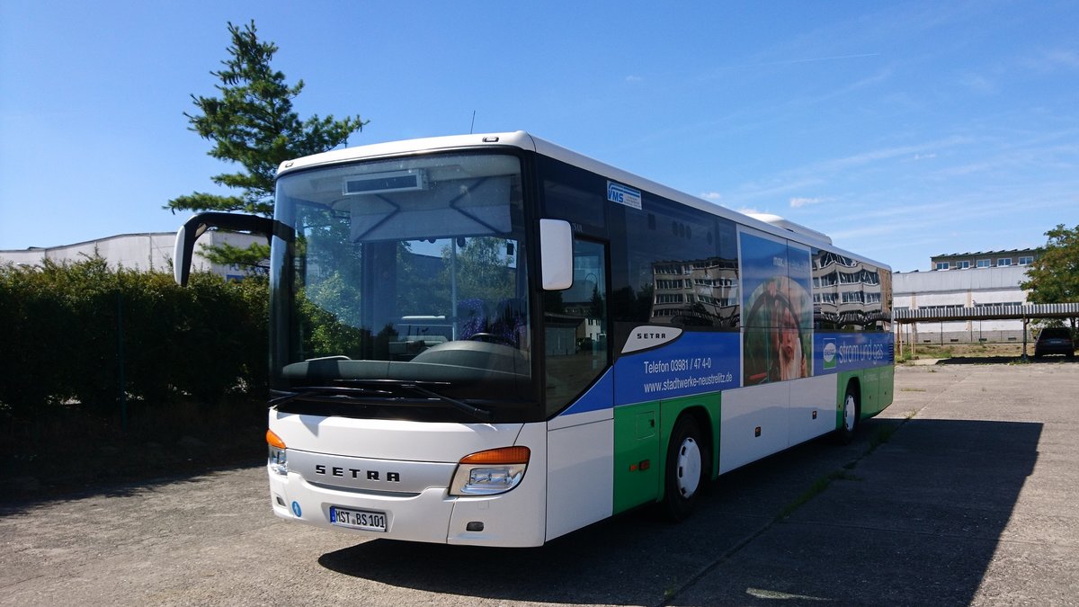 …..MST BS 101 von Becker Strelitz Reisen in Neubrandenburg in der Warliner Strae am Betriebshof in Neubrandenburg 
August 2018  