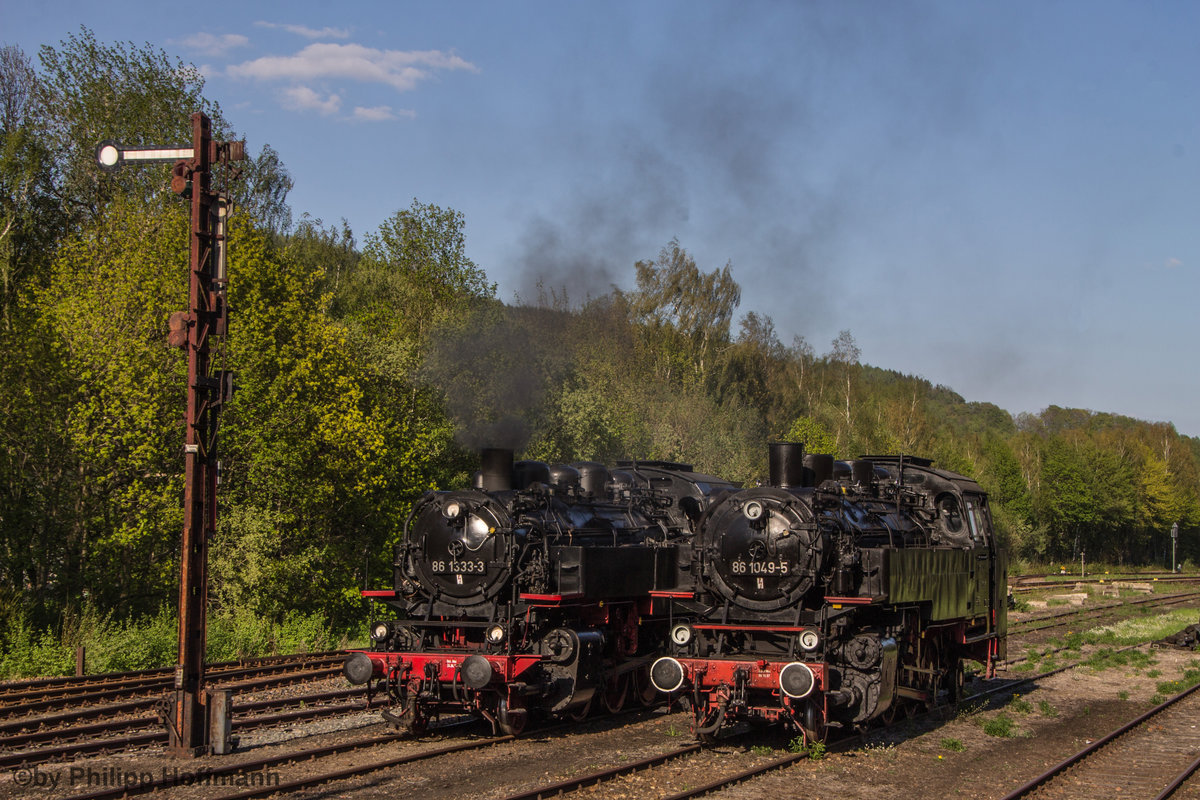86 1333-3 und 86 1049-5 zusammen am 7.Mai 2016 im Gbf Schwarzenberg anl�sslich der 24.Schwarzenberger Eisenbahntage. Bild des Monats Mai 2016