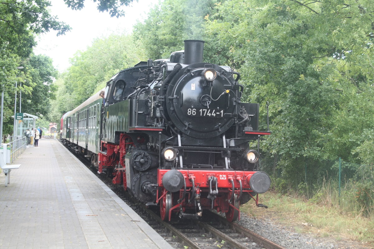 86 1744 und 114 703 (203 230) im Endbahnhof Lauterbach Mole am 29.7.21