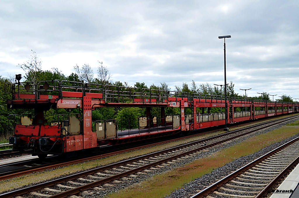 9 teiliger autotransportwagen der gattung DD 992,zugelassen auf 65 80 980 4 102-8,eingesetzt wird dieser spezialwagen im sylt-shuttle,aufgenommen in bf niebüll,am 24.05.15