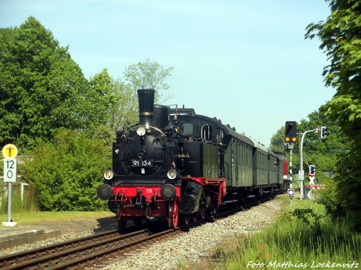91 134 und 112 703 (203 230) unterwegs nach Lauterbach Mole bei der durchfahrt am ehemaligen Endbahnhof Lauterbach (R�gen) am 22.5.16