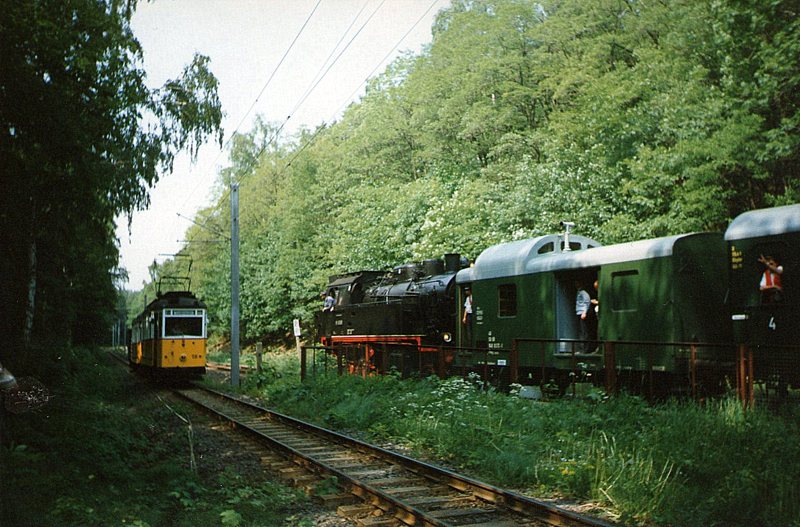 91 6580 und eine alte Straßenbahn zwischen Rheinhardsbrunn und Schnepfenthal