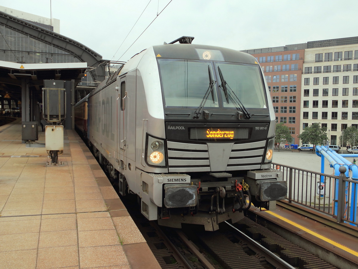 91 80 6193 801-8 D Rpool steht am 13. Oktober 2016 im Bahnhof Berlin Friedrichstra�e.