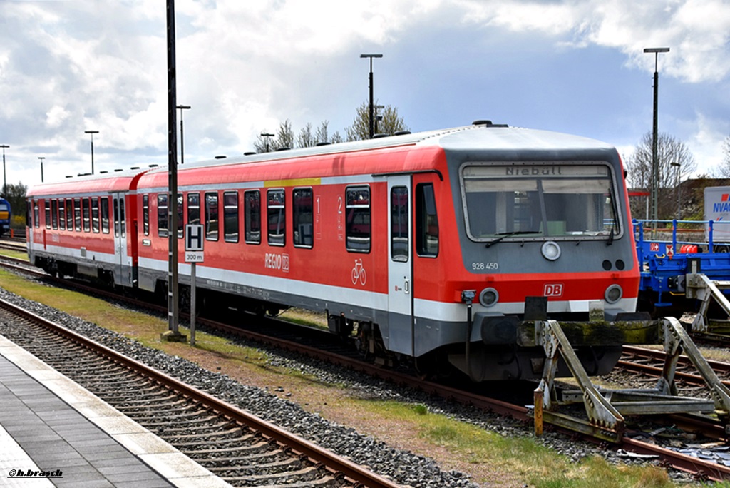 928 450 war abgestellt beim bahnhof niebll,17.04.17