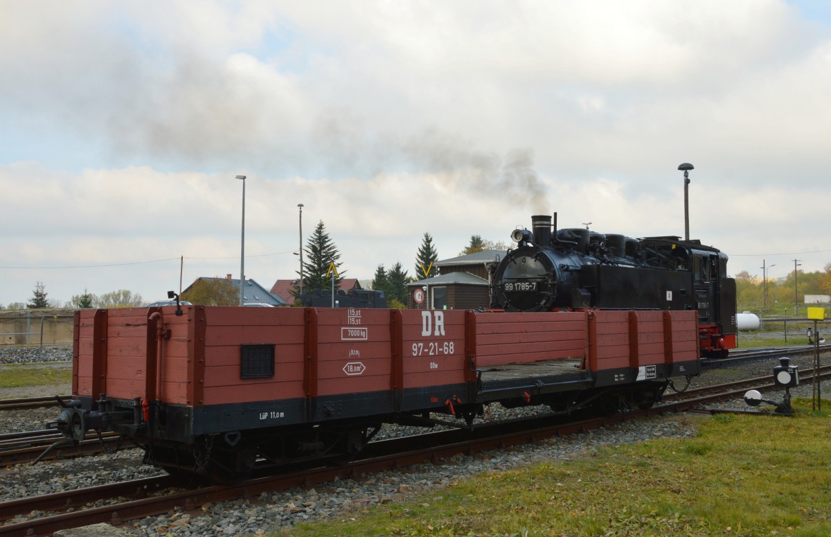 97-21-68 in Cranzahl am 26.10.2015 abgestellt. Dahinter versteckt sich 99 1785-7 die sich ausruhen durfte.