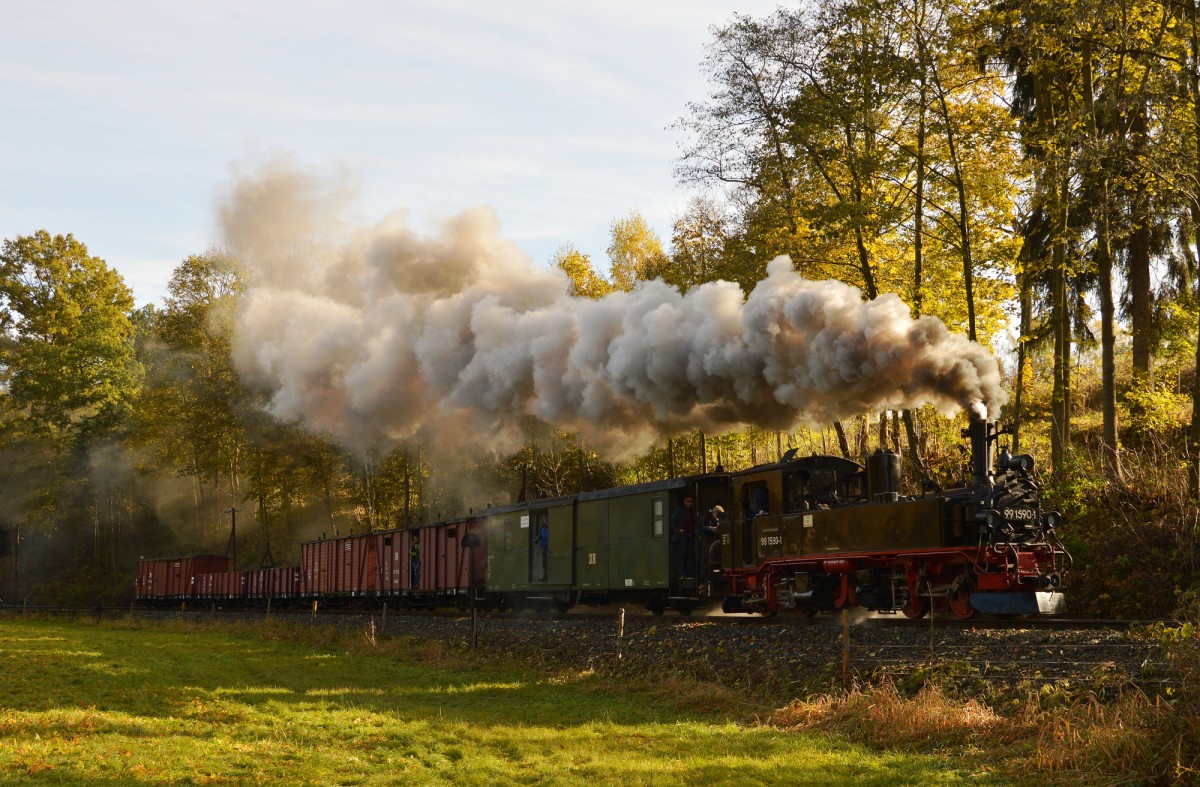 99 1590-1 bei der Ausfahrt aus Steinbach mit einem Sonderzug am 24.10.2015.
