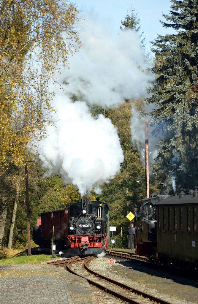 99 1590-1 bei der Einfahrt in Schlössel mit ihrem Sonderzug am 24.10.2015