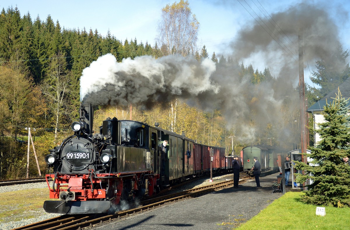 99 1590-1 mit ihrem Sonderzug in Schlössel am 24.10.2015