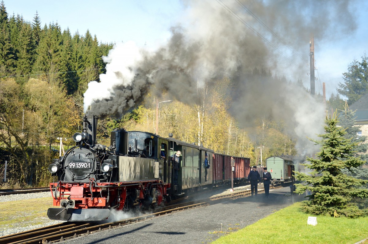 99 1590-1 mit ihrem Sonderzug in Schlössel am 24.10.2015