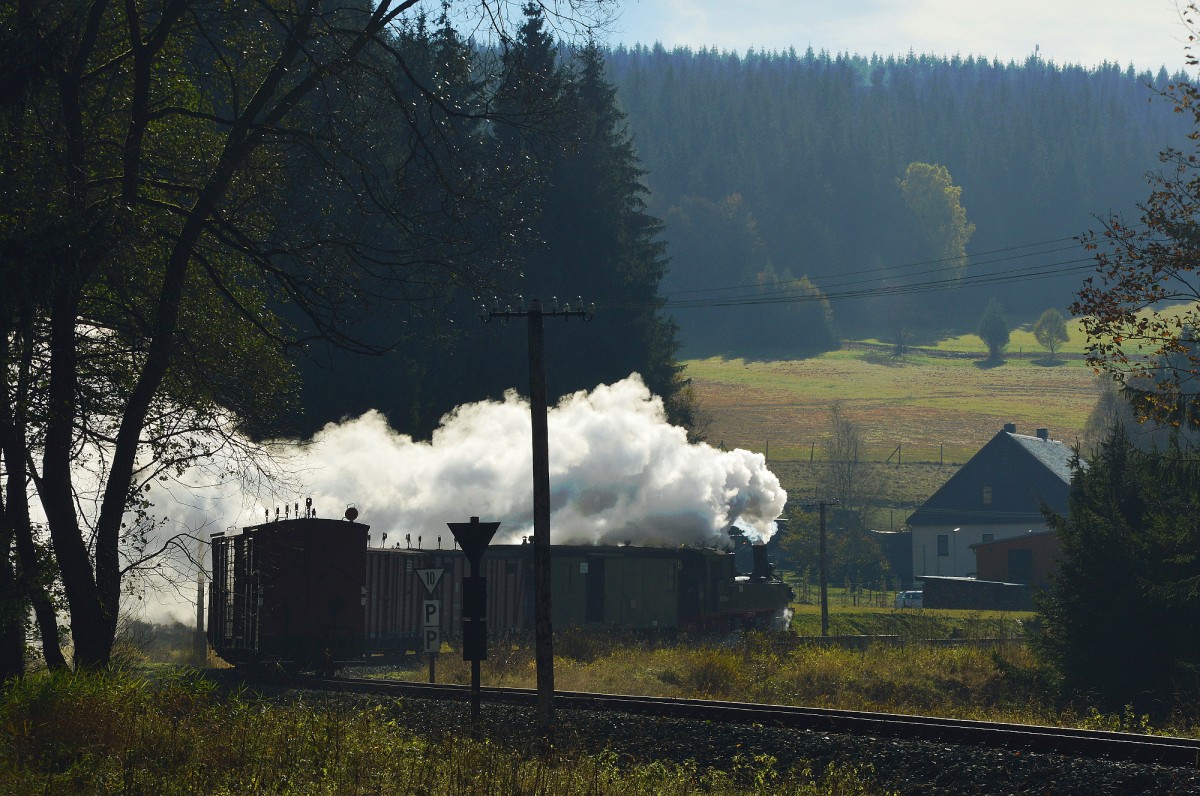 99 1590-1 mit ihrem Sonderzug hinter Schlössel auf dem Weg nach Jöhstadt am 24.10.2015