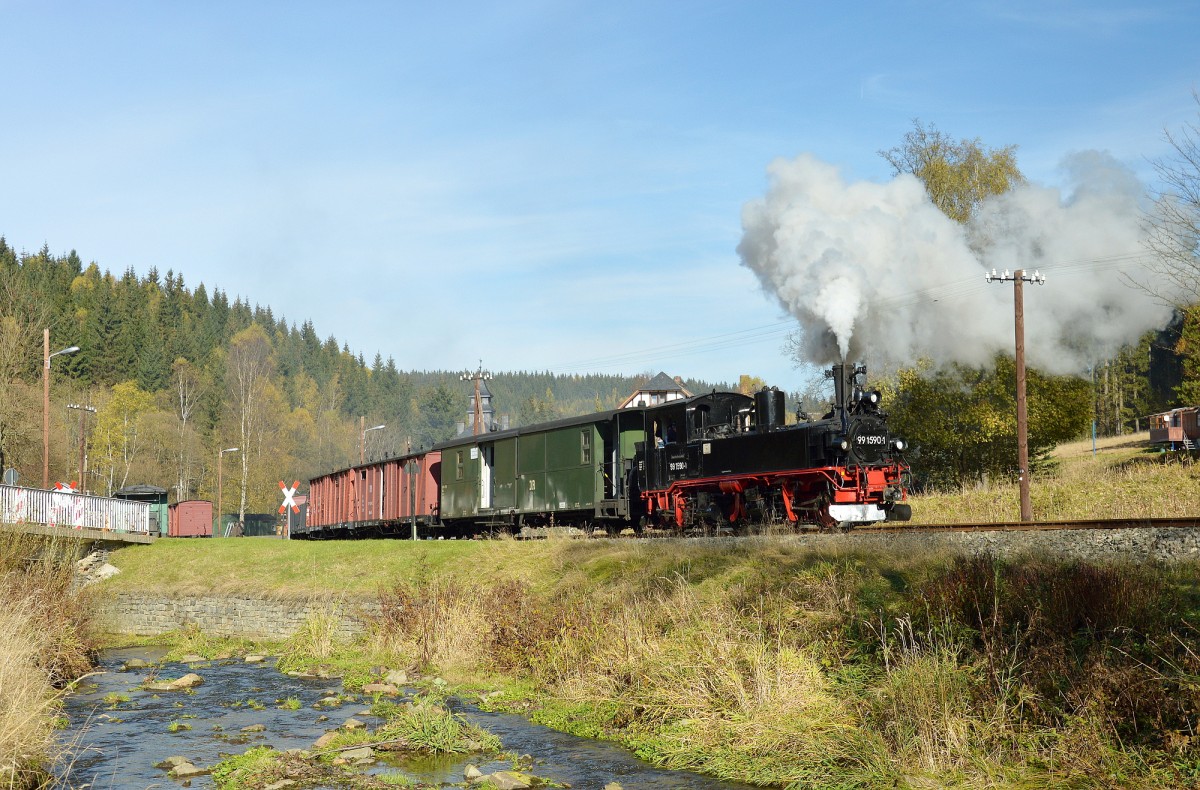 99 1590-1 rangierte am 24.10.2015 mit ihrem Sonderzug aus dem Bahnhof Schlössel hinaus.