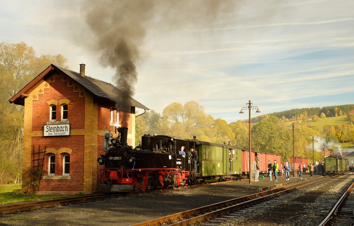 99 1590-1 war am 24.10.2015 mit einem Sonderzug auf der Preßnitztalbahn unterwegs. Hier steht sie am bekannten Steinbacher Wasserhaus.
