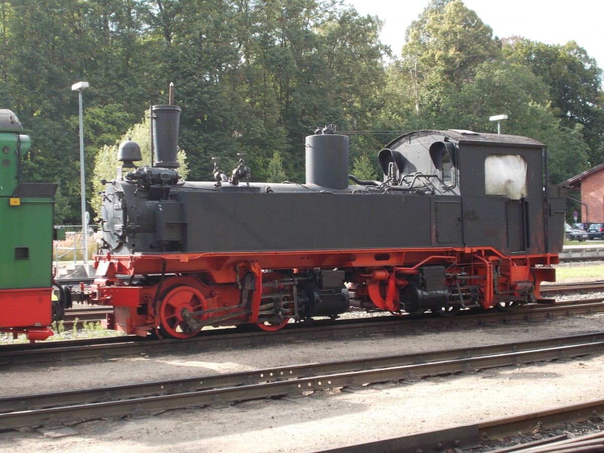 99 1594 hat als letzte Lok das Putbuser Millionengleis verlassen und stand,am 11.August 2014,mit Mh52 auf einem Abstellgleis in der Nähe der Einsatzstelle.