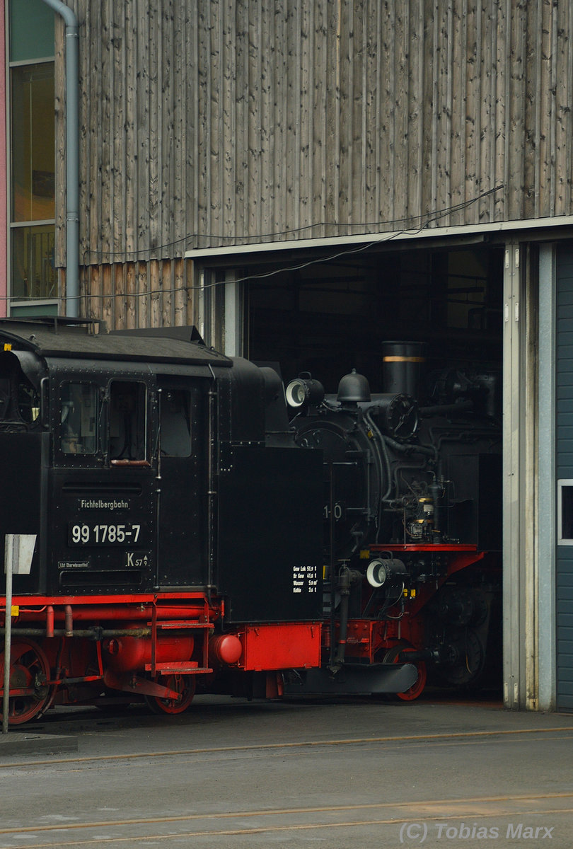 99 1741-0 schaute gerade so noch aus dem Schuppen. Kurz darauf wurde sie mit der 99 1772-5 am Haken von L45H-358 aus dem Schuppen gezogen.