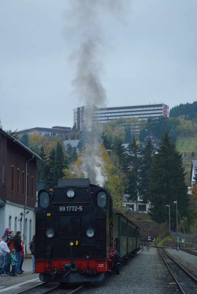 99 1772-5 am 25.10.2015 mit P 1010 in Oberwiesenthal.
