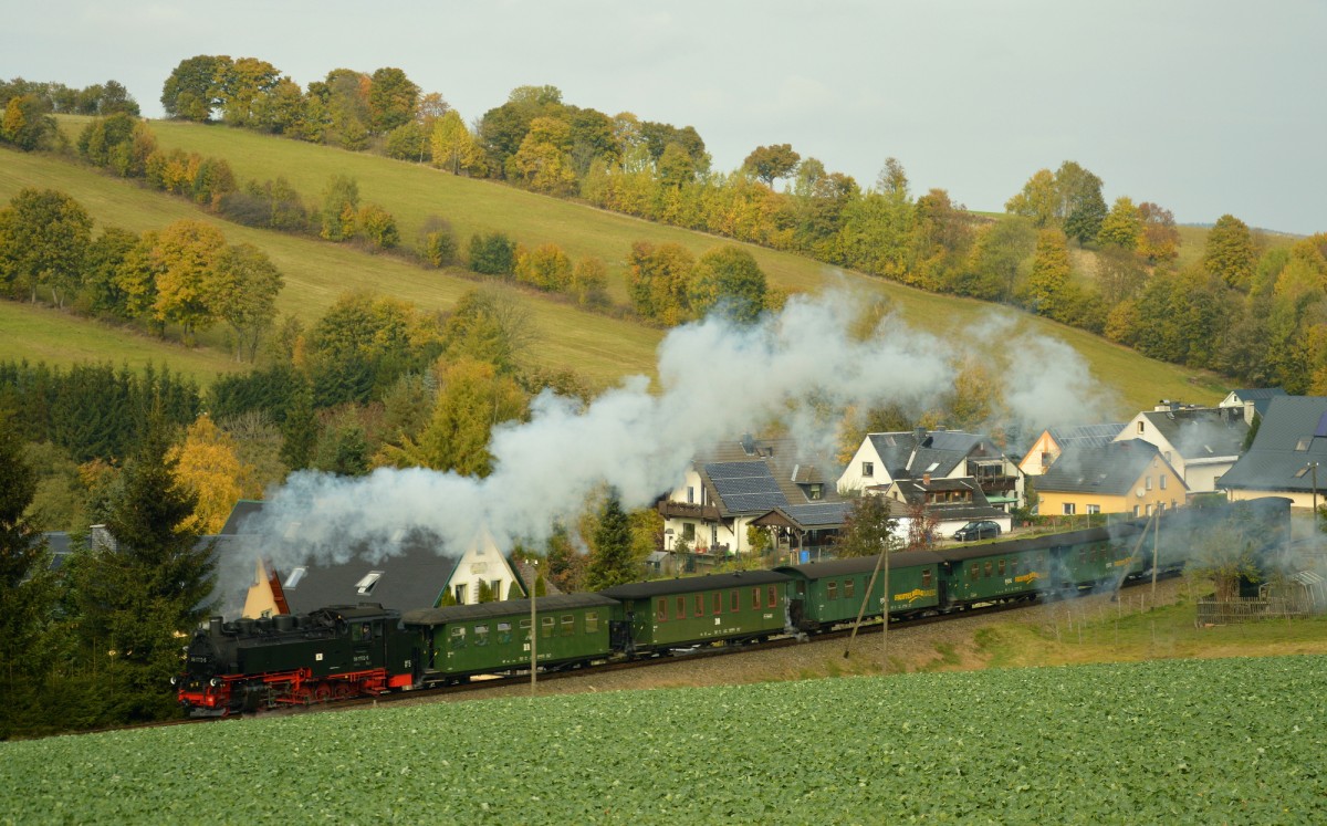 99 1772-5 hat soeben mit P 1005 die Ortslage von Cranzahl verlassen und dampft am 22.10.2015 Bergauf. Nächster Halt ist Unterneudorf (3)