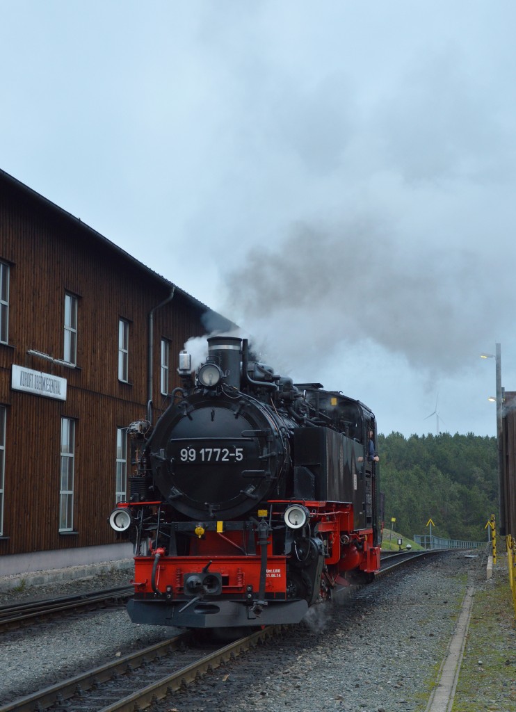 99 1772-5 rangiert am 25.10.2015 an den P 1010 in Oberwiesenthal.(3)
