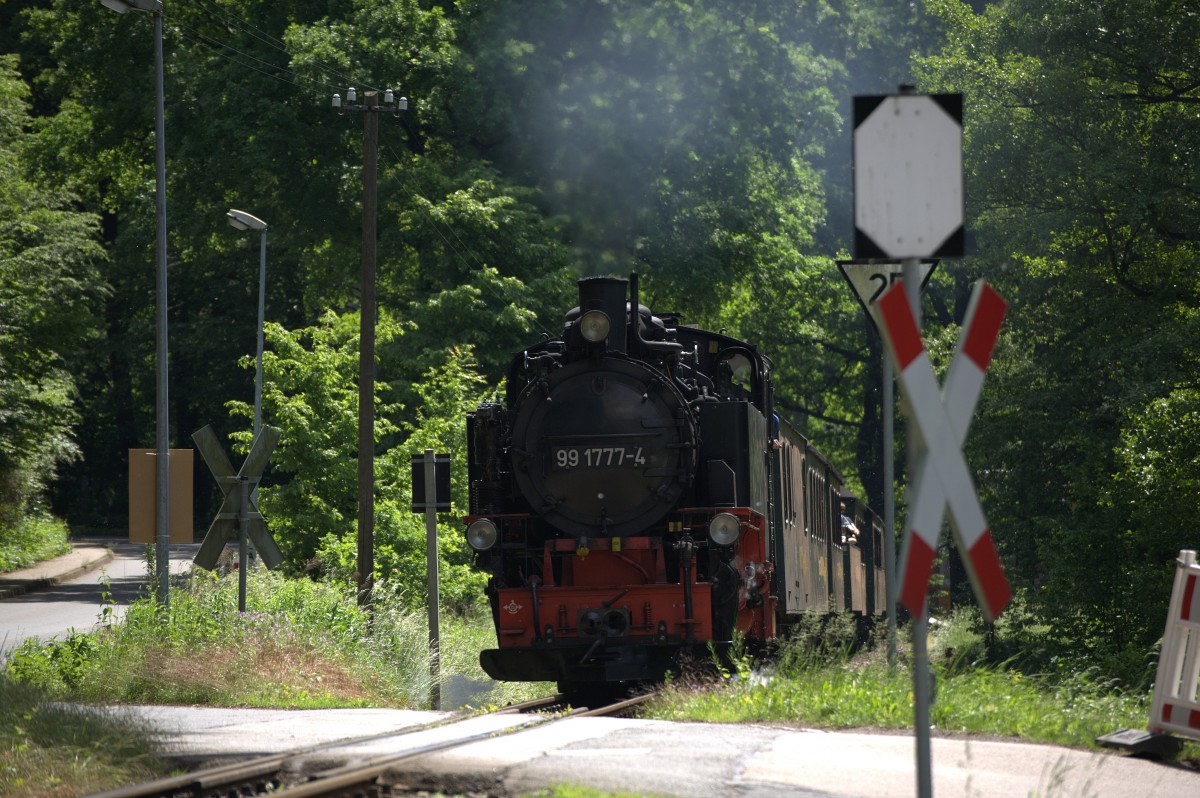 99 1777-4 mit einem planm��igen Personenzug kurz vor dem Haltepunkt Friedewald Haltepunkt.
25.05.2014  13:14 Uhr. 