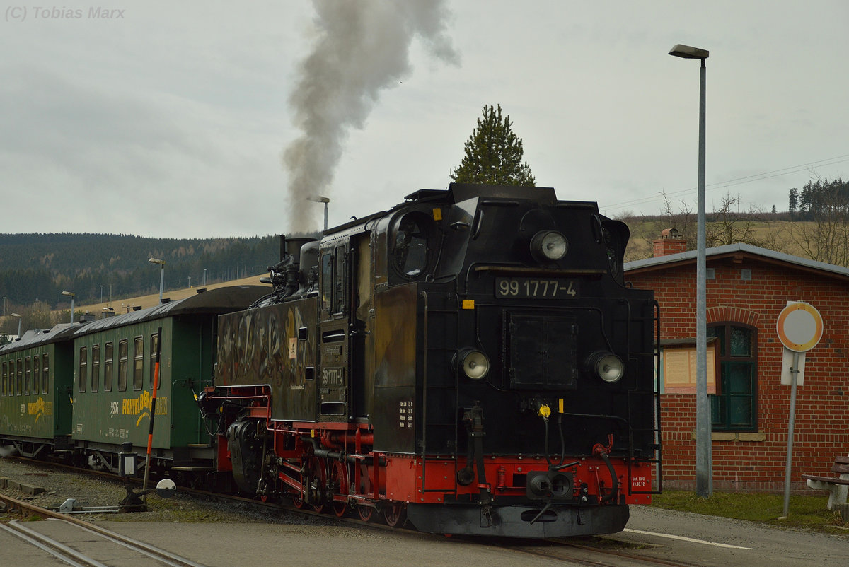 99 1777-4 wurde 1953 im Lokomotivbau Karl-Marx in Babelsberg gefertigt. Sie bekam im ktober 1992 einen neuen Rahmen und Kessel im Raw Görlitz. Die obere Loklaterne verrät das sie auf der Lößnitzgrundbahn zuhause ist. Dies ist typisch für die Loks im Lößnitzgrund. Sie war nach einer Untersuchung in der Werkstatt Oberwiesenthal zeitweise auf der Fichtelbergbahn im Einsatz. Hier ist sie beim Halt in Neudorf am 30.03.2016 zusehen.