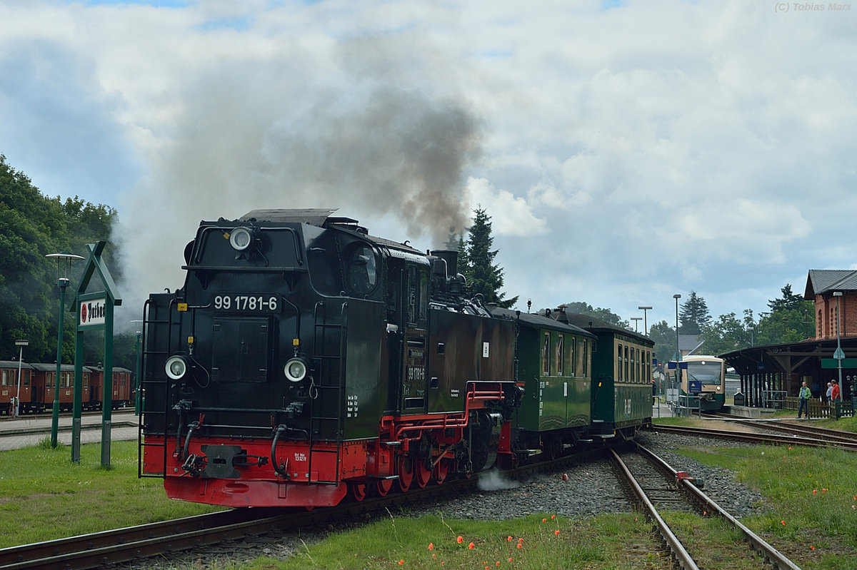 99 1781-6 bei der Ausfahrt mit P 105 aus Putbus am 18.07.2016