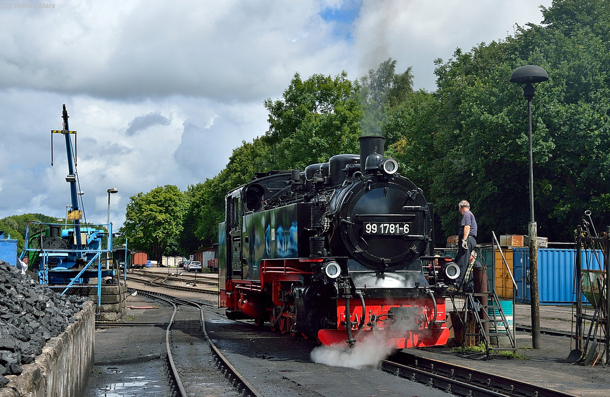 99 1781-6 ergänzte am 18.07.2016 in Putbus ihre Vorräte.