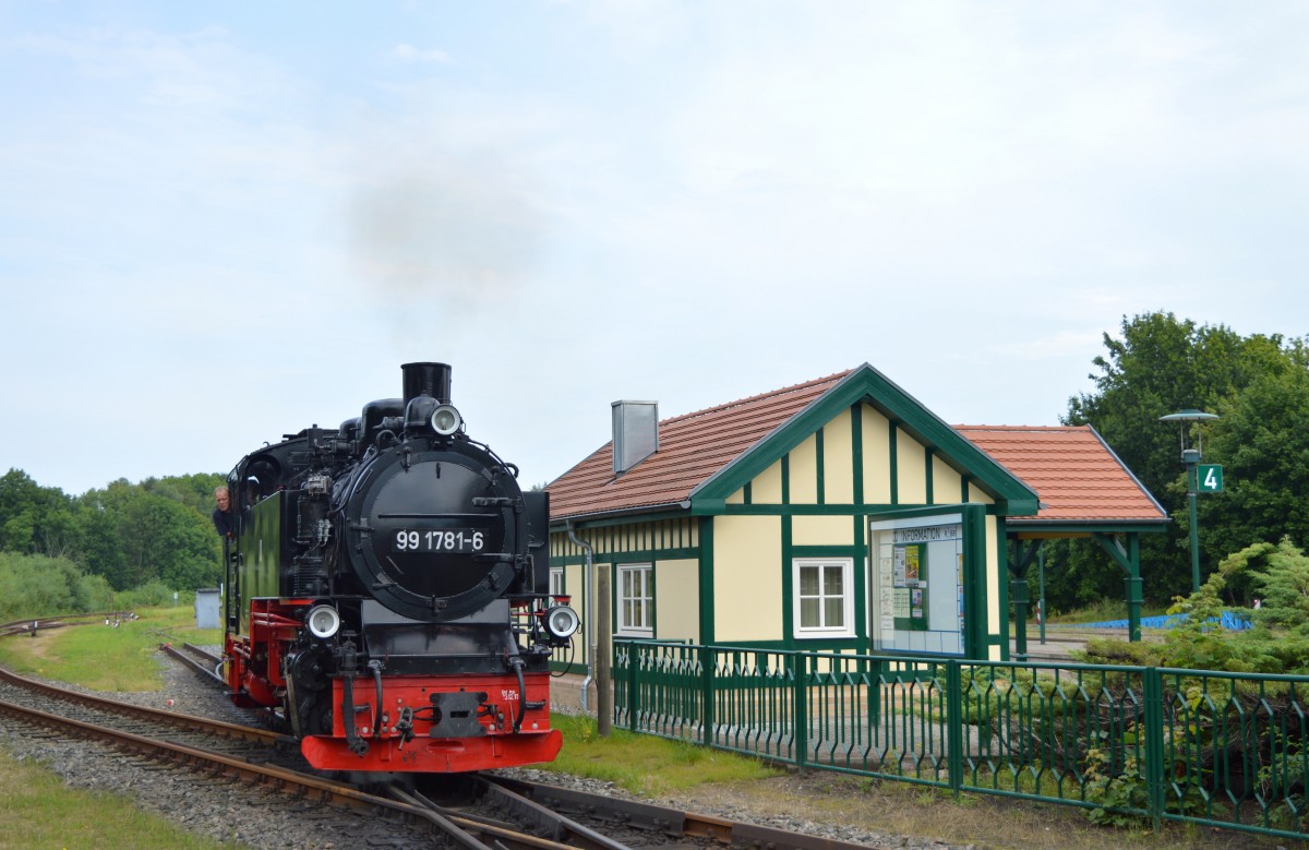 99 1781-6 rangierte am 08.08.2015 an den P 105 in Putbus