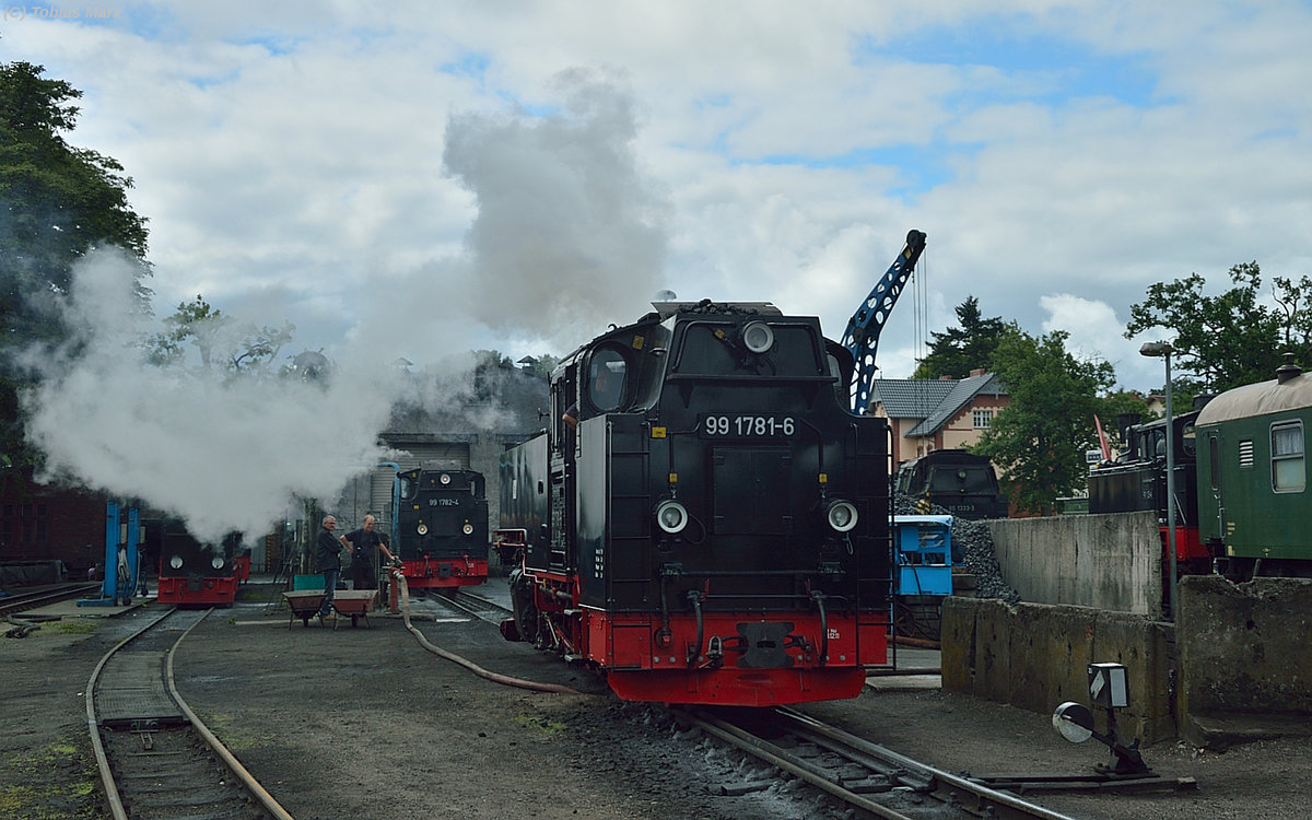 99 1781-6 rückte am 18.07.2016 aus dem Putbusser BW aus zu ihrem Zug.