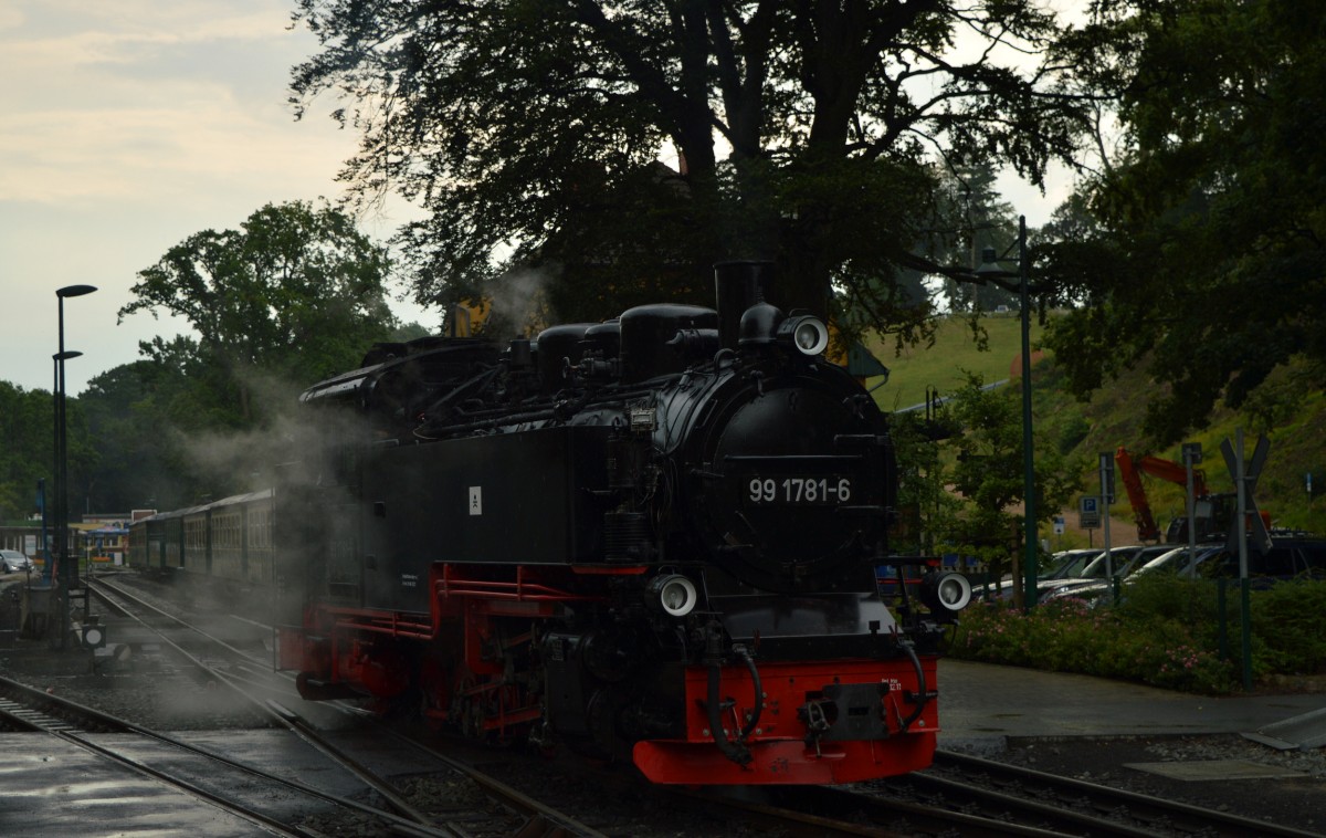 99 1781-6 setzt am 08.08.2015 in Göhren um an den Zug.