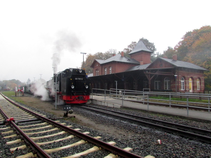 99 1781-6 stellte den Sonderzug f�r 99 608 am 13.Okt.13 in Putbus bereit