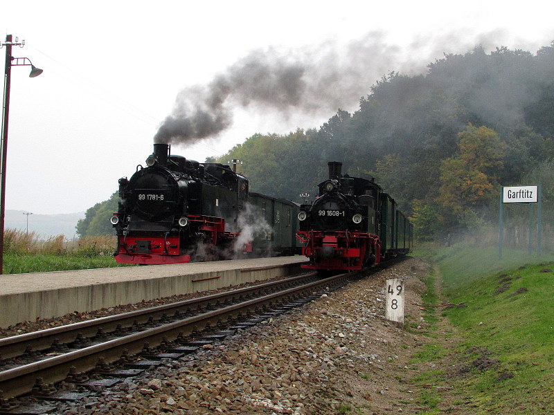99 1781-6 �berholt mit P 106 den Sonderzug mit 99 1608-1 in Garftitz am 12.Okt.13